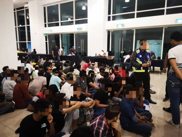 PATI yang ditahan dibawa ke Lokap Berpusat Jinjang. - FOTO IHSAN POLIS KUALA LUMPUR
