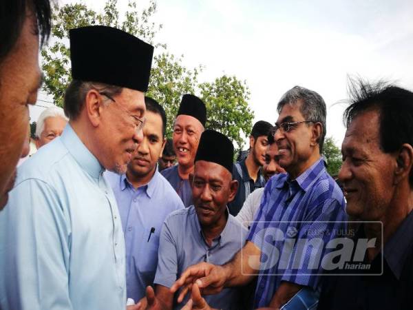 Anwar meluangkan masa bersalaman dengan penyokong di Majlis Rumah Terbuka Hari Raya Aidilfitri PKR Kedah dan Adun Bakar Arang di Sungai Petani hari ini.