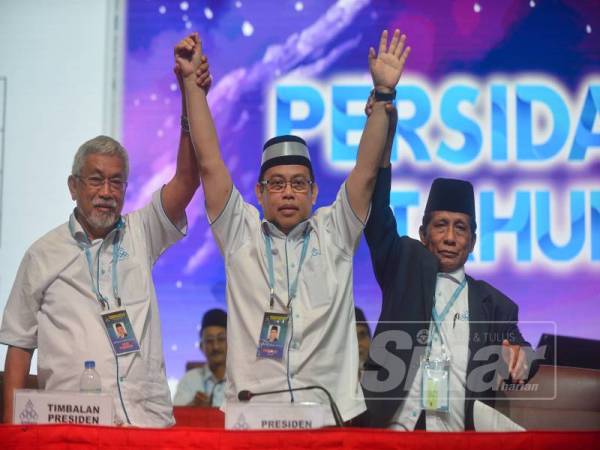 Abdul Fattah (tengah) bersama barisan kepimpinan baru Angkasa selepas diumumkan mempertahankan jawatan pada Persidangan Kebangsaan Tahunan Angkasa di Kuala Lumpur. FOTO SHARIFUDIN ABDUL RAHIM