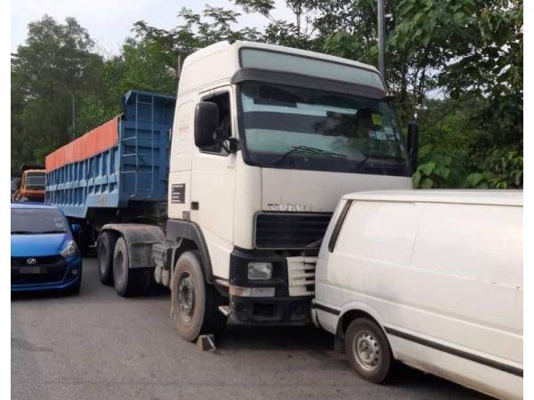 Antara kenderaan yang terlibat dengan kemalangan enam kenderaan itu. Foto: Polis 