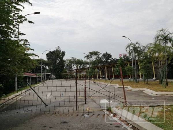 Halangan di pintu masuk medan baharu dicadangkan dibuka bagi membolehkan bahagian parkir digunakan orang awam yang mahu menjamu selera di medan selera sementara yang terletak bersebelahan.