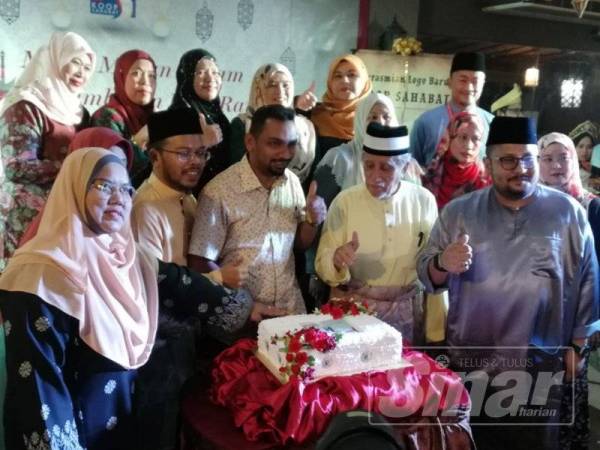 Pelancaran logo baharu KoopSahabat disempurnakan Pengarah Urusan Amanah Ikhtiar Malaysia, Mohamed Shamir Abdul Azizi di sini malam tadi.