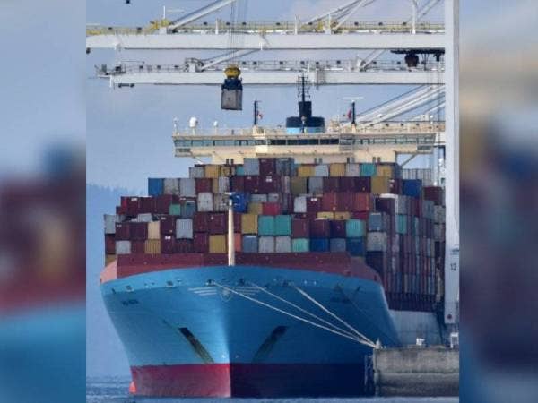 Sebuah kapal kargo berisi 69 kontena sampah yang dihantar pulang dari Filipina tiba di Deltaport di Tsawwassen, British Columbia, Kanada semalam. - Foto AFP