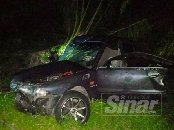 Kenderaan dipandu mangsa terbabas lalu terjunam ke dalam parit di Kampung Batu 4, Sepintas, di sini pagi tadi.