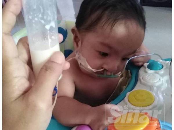 Muhammad Alif Nafis hanya minum susu menggunakan tiup khas