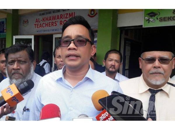 Dari kiri Selahuddeen, Mohd Khuzzan dan Aminolhuda pada sidang media di SK Kopok hari ini.