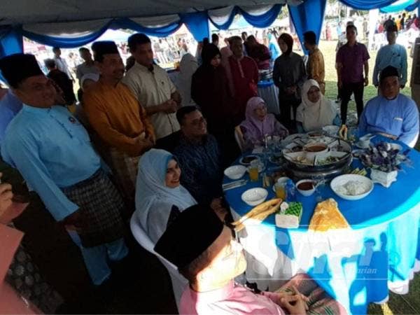 Amirudin bersama Timbalan Perdana Menteri, Datuk Seri Dr Wan Azizah Ismail ketika menghadiri Majlis Rumah Terbuka anjuran ADUN Batu Tiga, Rodziah Ismail di Seksyen 18, di sini hari ini.
