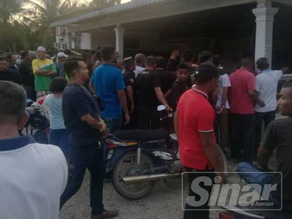 Orang ramai mula mengerumuni rumah mangsa sebaik sahaja mengetahui kejadian terbabit.
