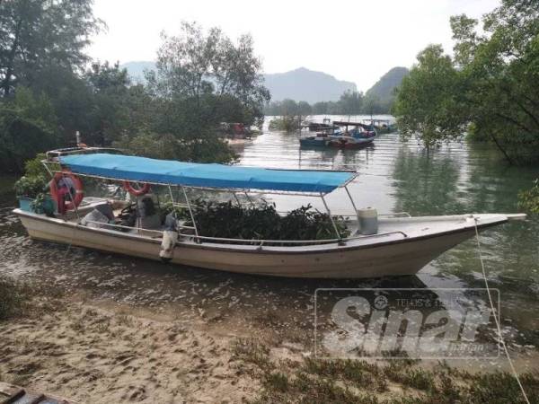 Tiga individu ditahan kerana cuba membawa masuk benih pokok menggunakan sebuah bot enjin sangkut di Pantai Tanjung Rhu, Langkawi. - Foto ihsan Pasukan Polis Marin.