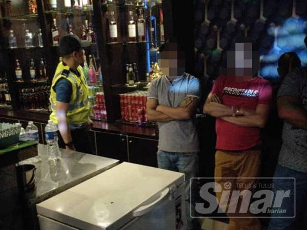 Antara individu yang ditahan dalam operasi di sebuah pub di Jalan USJ 21/6, Subang Jaya, tengah malam tadi.