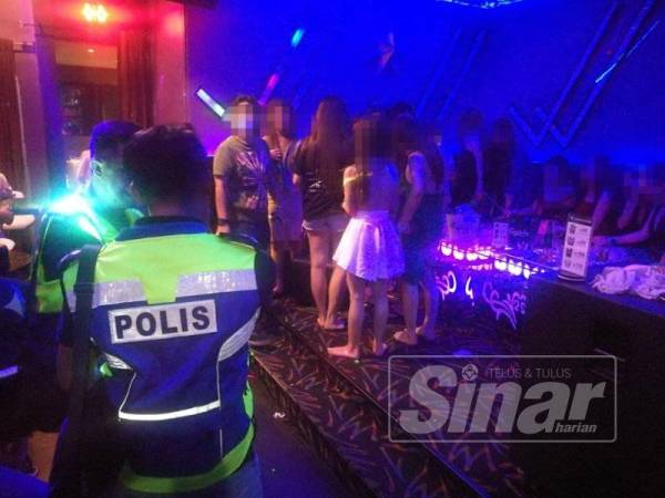Polis melakukan pemeriksaan terhadap wanita warga Vietnam dalam serbuan Ops Noda di sebuah pusat hiburan di Jalan Kuchai Lama, Kuala Lumpur, tengah malam tadi.
