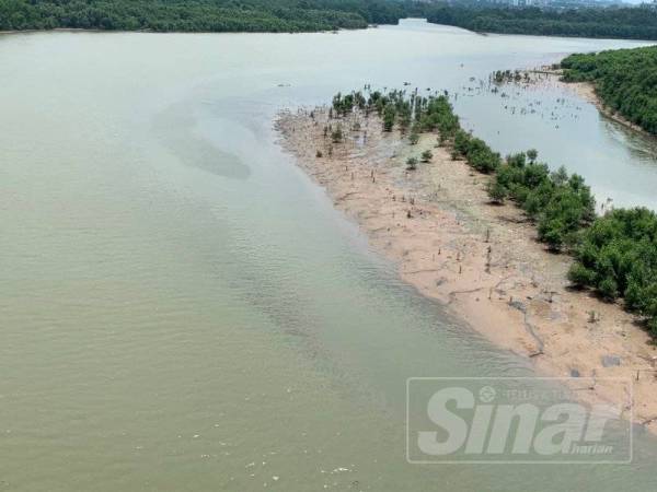 Permandangan dari atas Sungai Danga yang didakwa semakin keruh akibat pencemaran sekitar.