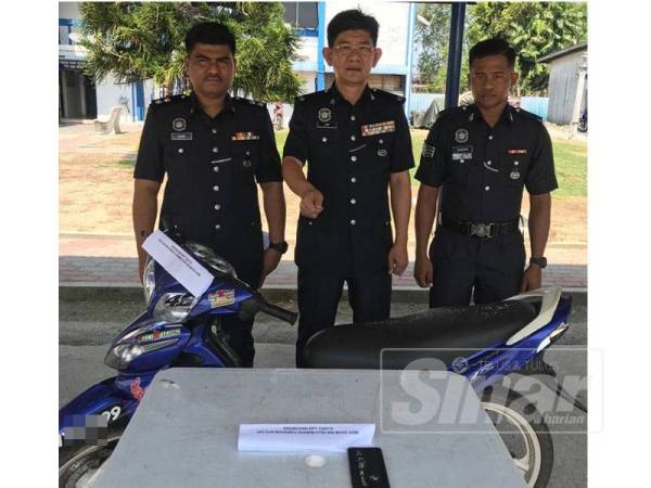 Chee Khoon (tengah) bergambar bersama pegawainya pada sidang media di IPD Sabak Bernam. 