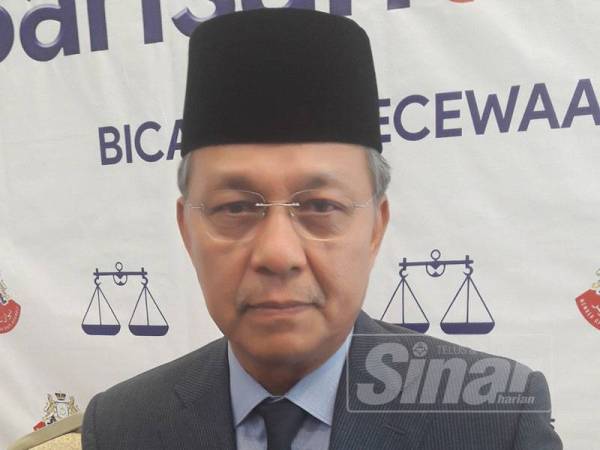 Hasni menunjukkan buku peraturan-peraturan dan perintah-perintah tetap bagi Dewan Negeri Johor.