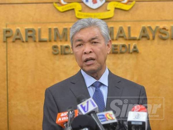 Ahmad Zahid ketika bercakap di lobi Parlimen di sini hari ini. - FOTO SHARIFUDIN ABDUL RAHIM