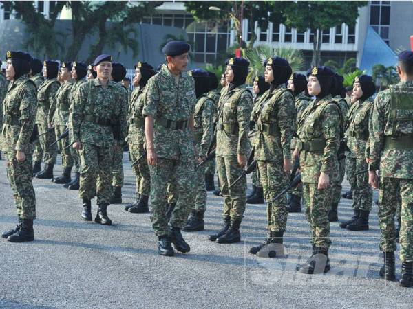 Nazri memeriksa Perbarisan Hari Ulang Tahun KPA Ke-61 di Padang Kawad Kem Kementah di sini.