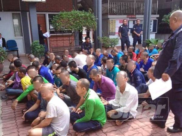 Anggota Maritim mengawal tertuduh yang merupakan.nelayan asing Vietnam.