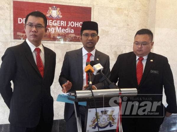 Sheikh Umar (tengah) pada sidang media hari ini.