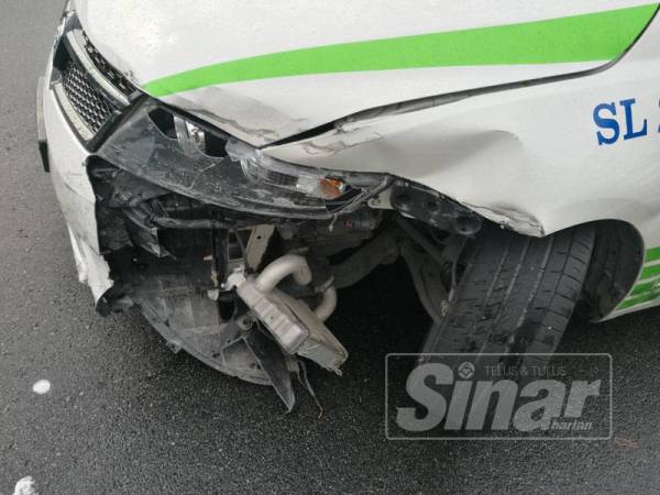 Kenderaan MPV polis yang rosak selepas dirempuh suspek dalam kejadian Eco Hill, Semenyih, awal pagi tadi.