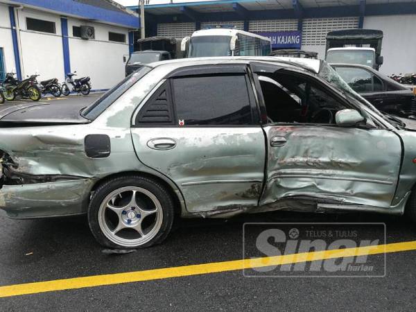 Kenderaan suspek yang rosak selepas terbabas akibat merempuh kenderaan MPV polis dalam kejadian di Eco Hill, Semenyih, awal pagi tadi.