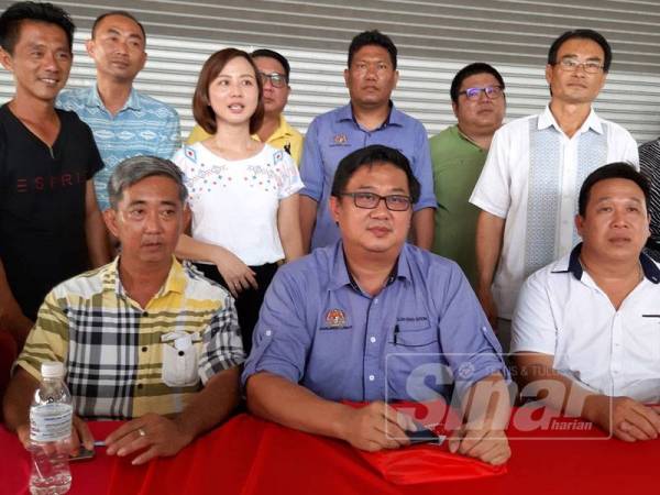 Eng Soon (tengah) mewakili wakil kerajaan mengadakan sesi dialog berhubung pencerobohan penguat kuasa Indonesia yang menahan bot nelayan tempatan hingga menjejaskan pendapatan mereka di Hutan Melintang, hari ini. 