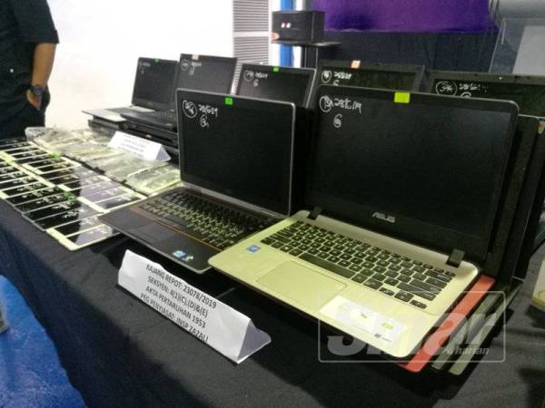 Rampasan komputer riba dan telefon bimbit yang dirampas dalam serbuan di sebuah unit kondominium dijadikan sebagai pusat judi dalam talian antarabangsa di Sungai Long, Kajang, pada 28 Jun lalu.