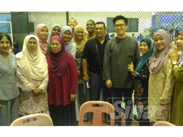 Howard (empat dari kanan), bersama sebahagian hadirin pada majlis berkenaan