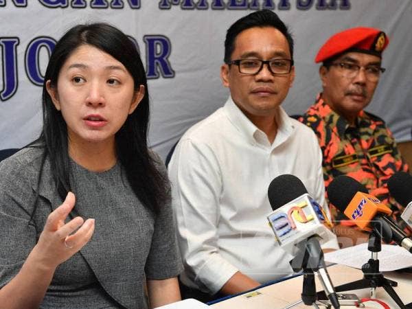 Menteri Tenaga, Sains, Teknologi , Alam Sekitar dan Perubahan Iklim Yeo Bee Yin (kanak-kanak ketika sidang media di Menara Aqabah, Majlis Perbandaran Pasir Gudang hari ini. - Foto BERNAMA