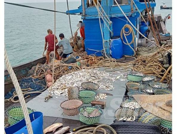 Pukat gulung dan hasil tangkapan ikan turut dirampas.