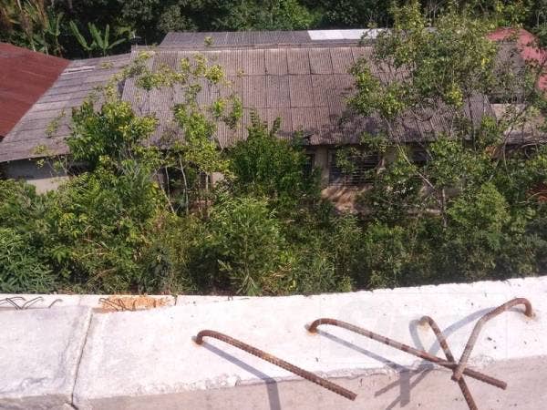 Permandangan atas tembok terbabit yang dibina lebih sebulan lalu