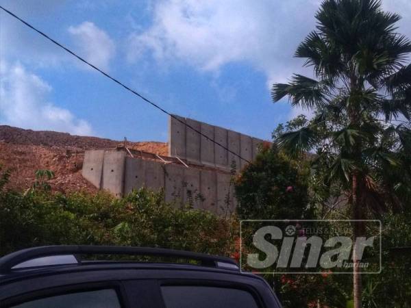 Tembok yang dibina berhampiran menggusarkan Robiah