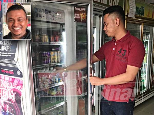 Seorang pelanggan mengambil air minuman bergula di sebuah kedai runcit di Kuala Langat semalam. Gambar kecil: Fakrizal