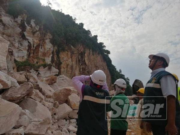 Pegawai JKKP Perak melawat tapak kuari dan menjalankan siasatan susulan kejadian pemandu jengkaut maut dihempap bongkah batu.
