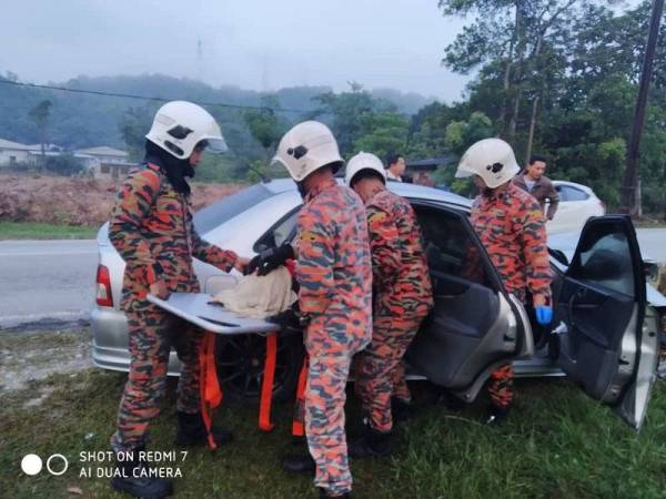 Anggota bomba mengeluarkan mangsa yang terlibat kemalangan kira-kira jam 7 pagi. FOTO - IHSAN BOMBA 