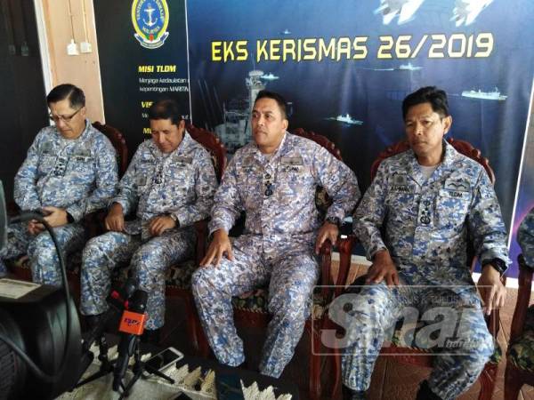 Mohd Reza (dua dari kanan) bersama pegawainya ketika sidang media hari ini.