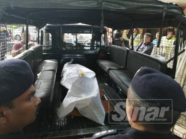 Mayat dibawa ke Hospital Seberang Jaya untuk bedah siasat.