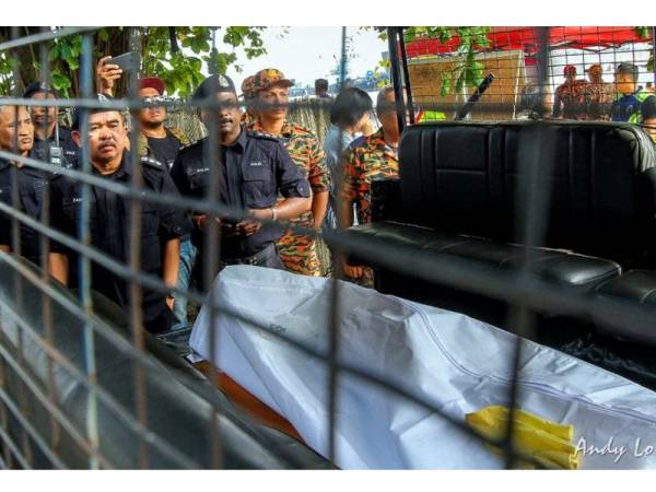 Mayat dibawa ke Hospital Seberang Jaya untuk bedah siasat.
