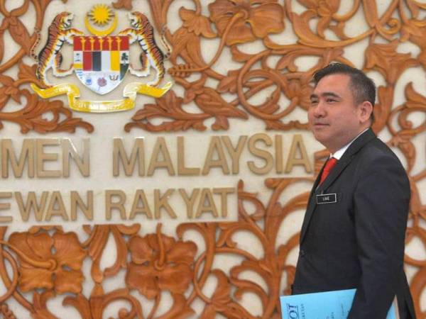 Menteri Pengangkutan, Anthony Loke Siew Fook ketika ditemui di lobi Parlimen di sini hari ini. - FOTO SHARIFUDIN ABDUL RAHIM