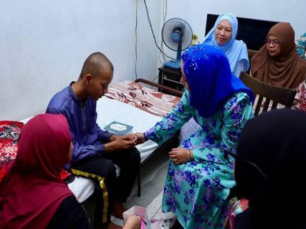 Permaisuri Johor, Raja Zarith Sofiah Binti Almarhum Sultan Idris Shah berkenan berangkat menziarahi Abdul Azim dan turut memberikan kata-kata semangat kepada remaja lelaki itu dan keluarganya, hari ini.- FOTO FACEBOOK THE ROYAL JOHOR
