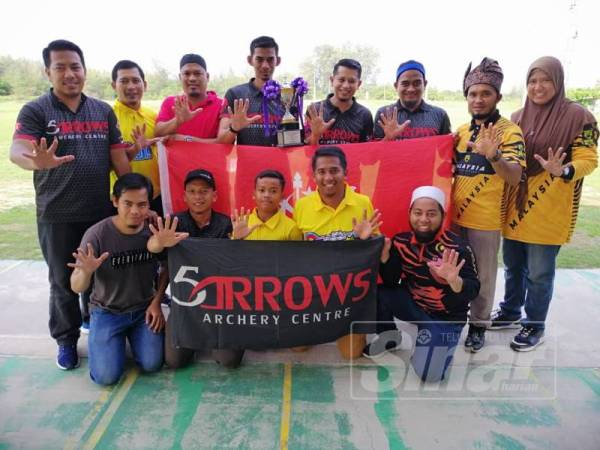 Nor Hisyam memegang piala Thailand Princess apabila juara Kategori barebow di Kejohanan Thailand Princess Cup Archery 13th 2019 di Bangkok Thailand
