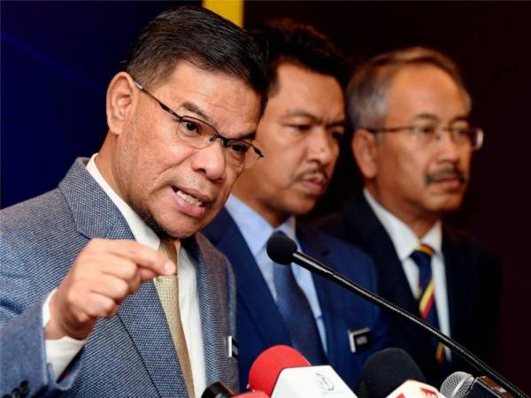 Menteri Perdagangan Dalam Negeri dan Hal Ehwal Pengguna, Datuk Seri Saifuddin Nasution Ismail (kiri) pada sidang media mengenai setahun beliau menerajui kementerian berkenaan di sini hari ini. - Foto Bernama