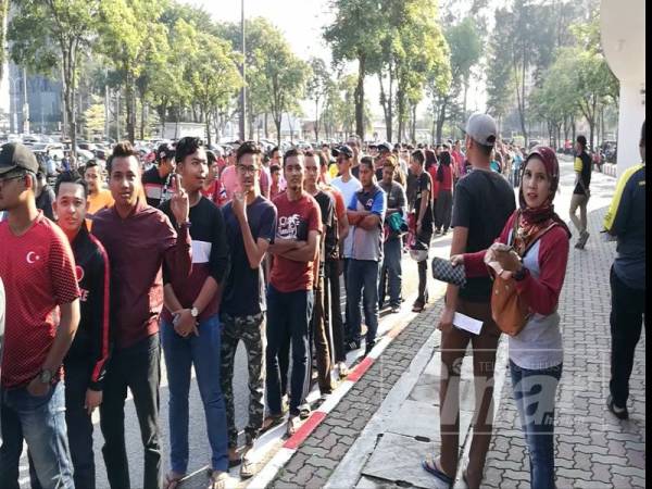 Penyokong Perak beratur bagi mendapatkan tiket bagi satu aksi Unifi Liga Super lalu.