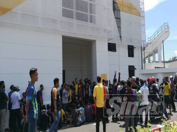 Penyokong Perak beratur bagi mendapatkan tiket bagi satu aksi Unifi Liga Super 2019 lalu.