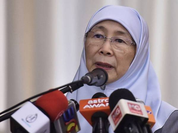 Timbalan Perdana Menteri Datuk Seri Dr Wan Azizah Wan Ismail berucap pada majlis sambutan Hari Raya Aidilfitri bersama pengamal media di Parlimen hari ini. - Foto BERNAMA