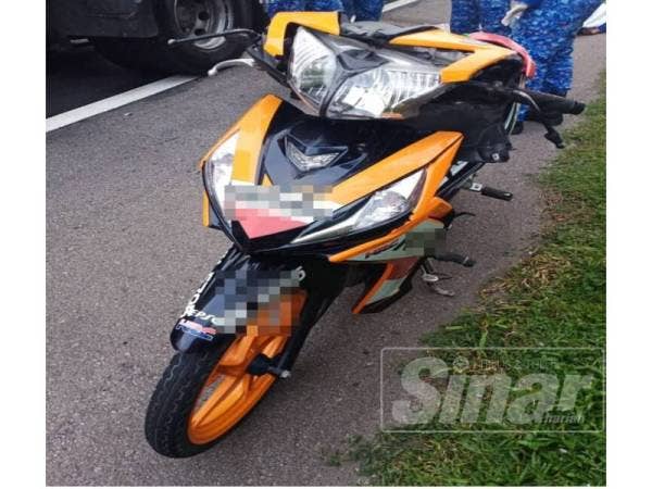Motosikal yang dipandu Rahim dan terlibat dalam kemalangan membabitkan lima kenderaan di Kilometer 22 arah selatan berhampiran susur keluar Plaza Tol Simpang Ampat, di sini pagi tadi.