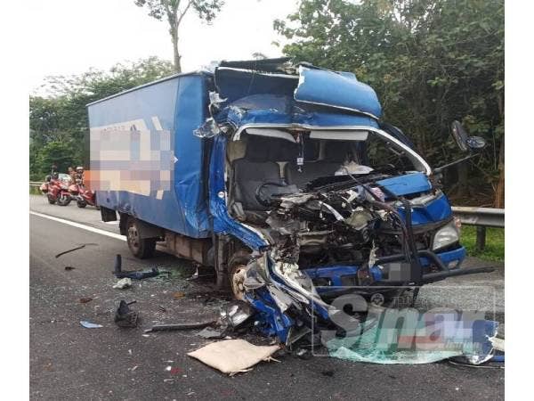 Lori Hino yang dipandu Zainal remuk teruk setelah terlibat dalam kemalangan yang turut meragut nyawanya.