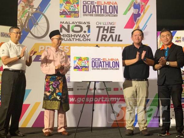 Pelancaran GCE-ELMINA Duathlon 2019 disempurnakan oleh Ketua Pengarah Lembaga Lebuhraya Malaysia (LLM), Datuk Aziz Abdullah (dua,kiri)