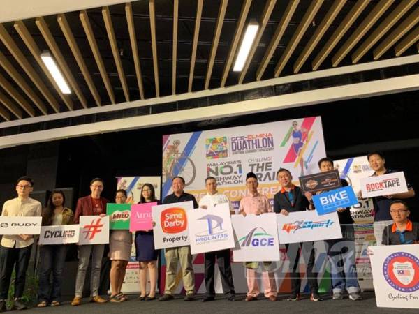 Para penaja bagi acara GCE-ELMINA Duathlon 2019 bergambar sempena pelancaran acara berkenaan hari ini 