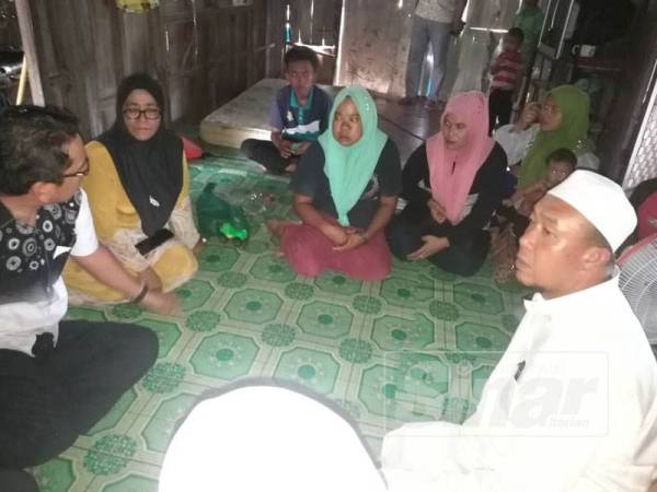 Siti Ruziana (tengah) ketika dikunjungi Tengku Zaihan (kiri) dan Azbi di kediamannya di Gertak Seratus.