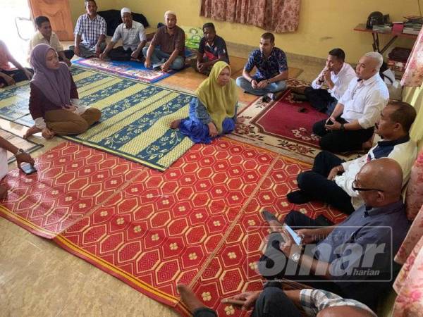 Abu Bakar Yahya menyatakan sesuatu kepada ahli keluarga Mohd. Safian Abd. Manaf yang meninggal dunia akibat serangan jantung di Pengkalan Chepa, Kelantan hari ini.